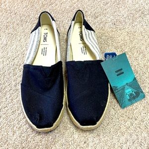 NWT Tom’s flats